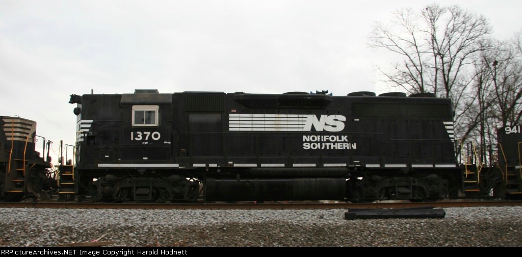 NS 1370 is in a train headed northbound